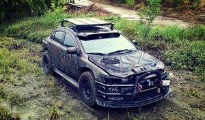Insolite : il transforme sa Mitsubishi Lancer Evolution accidentée en baroudeuse façon Jurassic Park