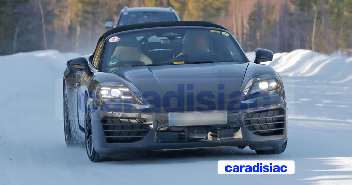 Entamés en 2022, les essais de mise au point de la future Porsche Boxster EV s’éternisent. Mais ce modèle sera fin prêt en 2026.