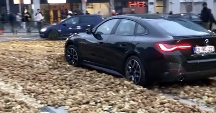 Il se retrouve coincé dans des patates avec sa BMW