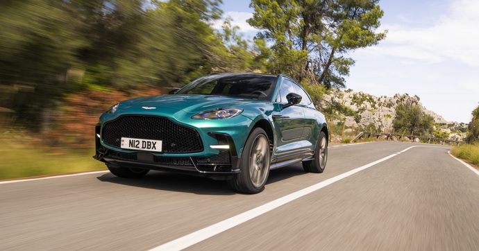 Comme par hasard, le nouvel Aston Martin DBX S développe deux chevaux de plus que le Ferrari Purosangue