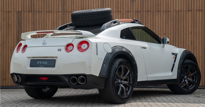 Oubliez la Porsche 911 Dakar : cette icône japonaise de 600 ch est prête pour la boue et elle est à prix cassé !