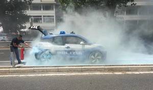 Insolite : une BMW i3 de police prend feu à Rome