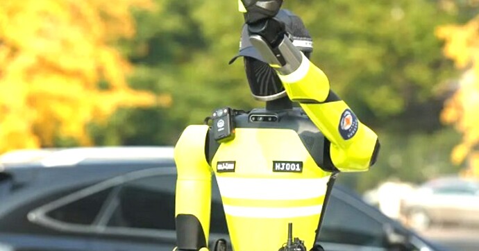 Robocop est déjà là : à Hangzhou, le policier qui vous verbalise mesure 2 mètres et ne dort jamais !