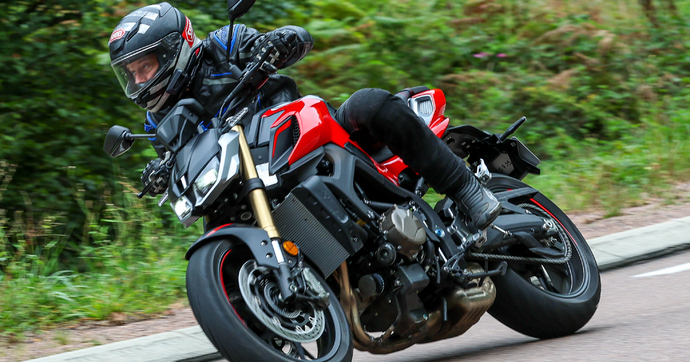 Faut-il vraiment craquer pour l'édition 2025 de la QJ Motor SRK 800, ce nouveau roadster 4 cylindres venu de Chine ?