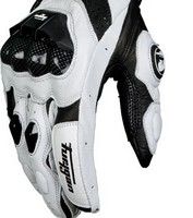 Du racing mais aussi un prix: les gants Furygan AFS8.