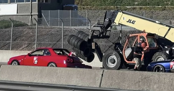 Il écrase une rare R34 GT-R rouge lors d’un trackday