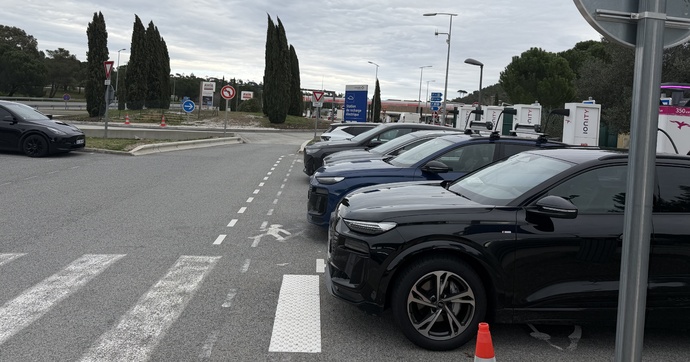 La recharge très rapide en voiture électrique aux périodes de pointe en France, ça peut être frustrant