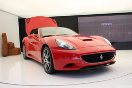 Mondial de Paris : Ferrari California dans la foule