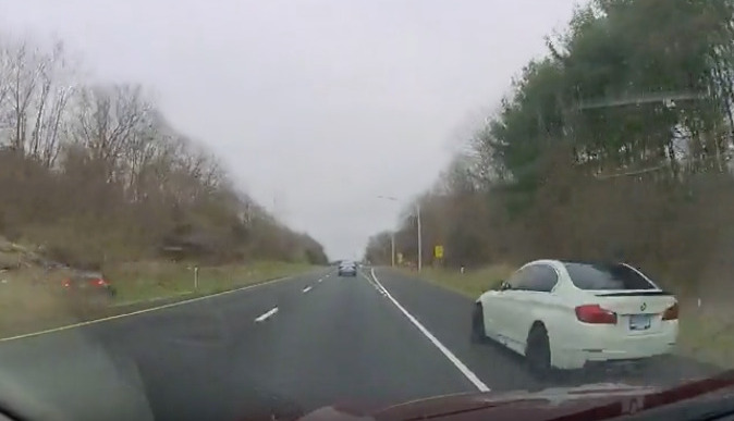 Il satellise sa BMW en faisant la course avec une autre BMW