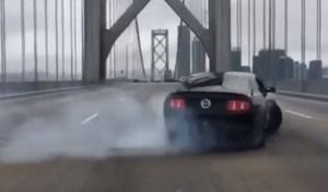 Insolite : il fait des donuts en Ford Mustang sur le Bay Bridge de San Francisco