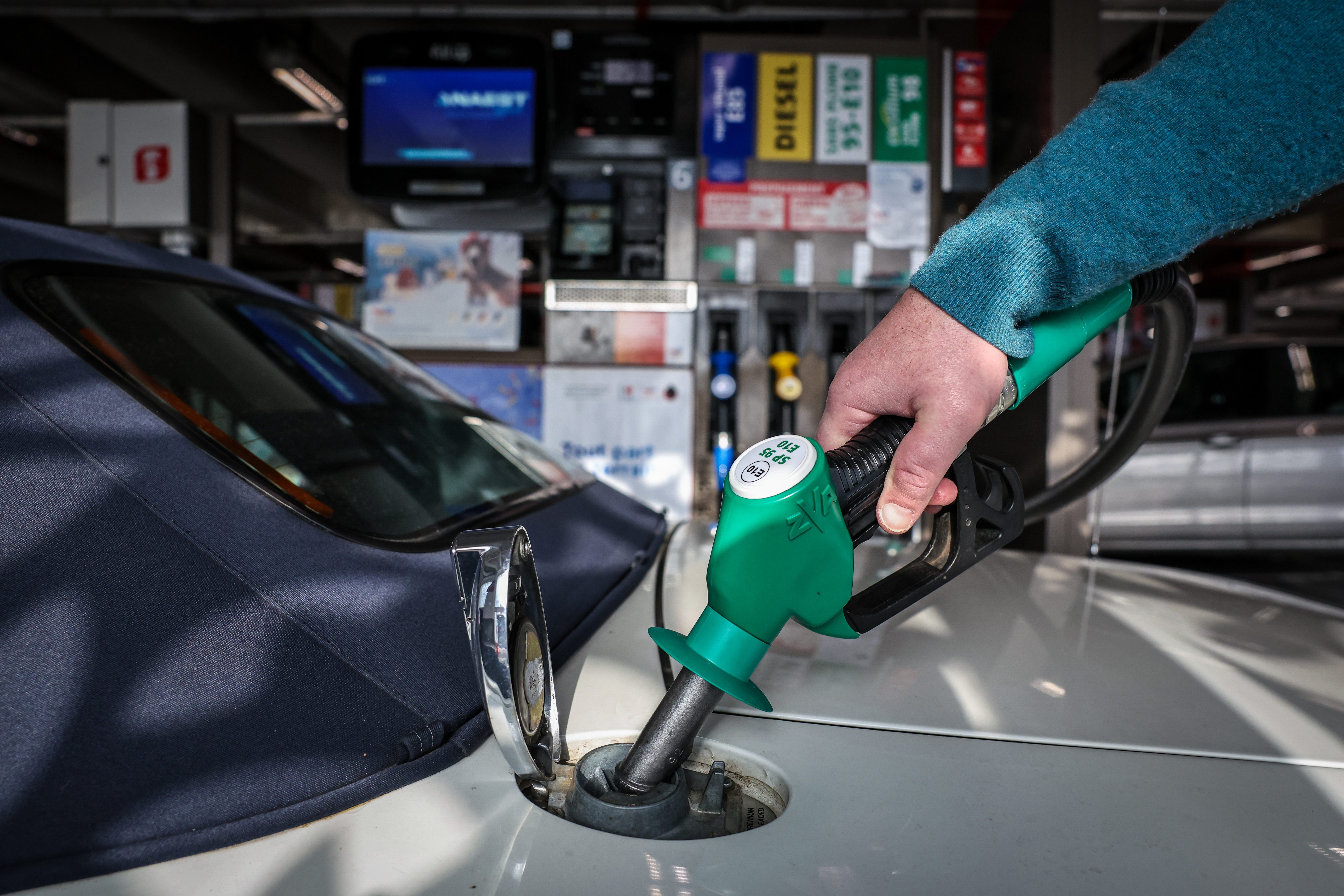 Profitez bien des dernières heures du carburant à prix très bas, ça va