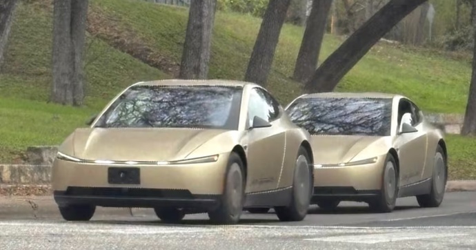 Pour l’instant, la voiture autonome sans volant ni conducteur de Testa a un volant et un conducteur