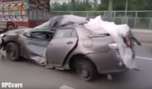 Insolite : une Toyota invincible roule encore après un gros crash
