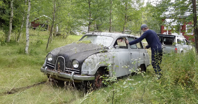Il tente de remettre en route une Saab 2 temps abandonnée dans la forêt depuis plus d’un demi-siècle