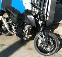 Nouveauté 2011 - KTM: La Duke 690 Spied surprise sur le bord de la route