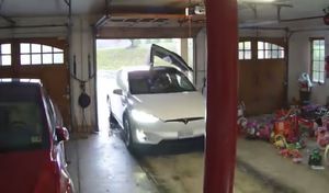 Il enfonce la porte Falcon de son Tesla Model X en sortant du garage