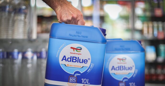 Mais qui a eu cette idée saugrenue d’utiliser l’Adblue des voitures diesel comme un désherbant dans le jardin ?