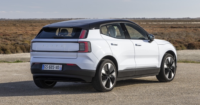 Les batteries du Volvo EX30 électrique peuvent prendre feu si on les charge à plus de 70%, mais pas chez nous