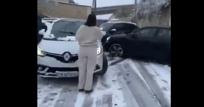 La hantise de tous les automobilistes pendant les périodes de grand froid en France (et qui fait rire les autres)