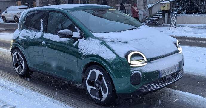 Même la nouvelle Renault Twingo électrique s’est roulée dans la neige parisienne