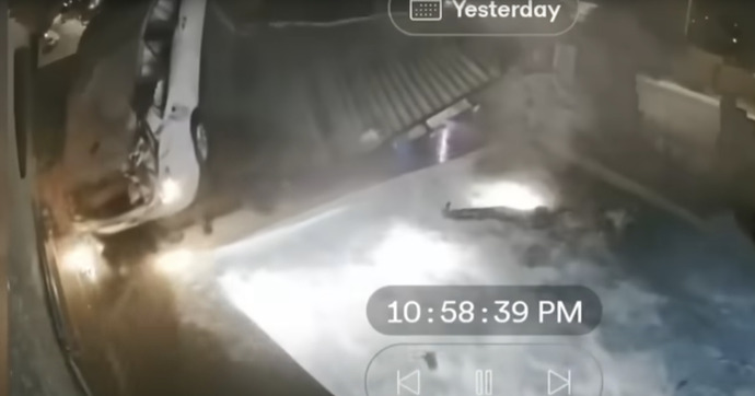 Elle traverse un mur, part en tonneau puis se fait éjecter dans une piscine en occasionnant plus de 300 000 euros de dégâts