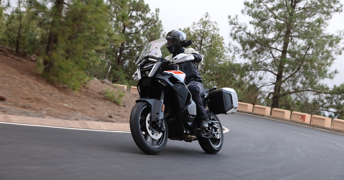 Photo d'illustration pour l'article: La KTM 1390 Super Adventure S Evo est une baroudeuse, qui a coché l’option scooter