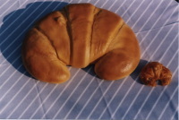 Suisse : une automobiliste percute un croissant géant sur l'A6 !