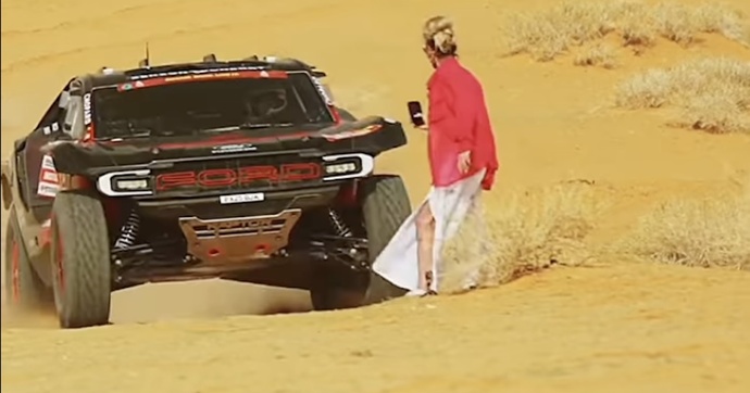 Au Dakar, un pilote obligé d’éviter une « influenceuse » traversant la piste juste devant ses roues pour faire une meilleure vidéo