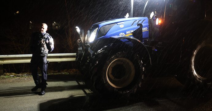 Les agriculteurs bloquent Paris avec plus de 100 tracteurs