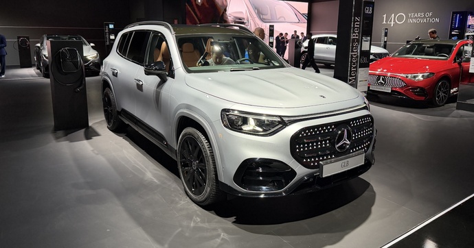 Le Mercedes GLB est devenu un gros SUV électrique de luxe - En direct du salon de Bruxelles 2026