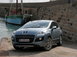 Immatriculations France : la Peugeot 3008 HYbrid4 devant l'Auris et la Prius en janvier