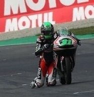 Vidéo - Moto3: un pilote ça ne lâche jamais rien !
