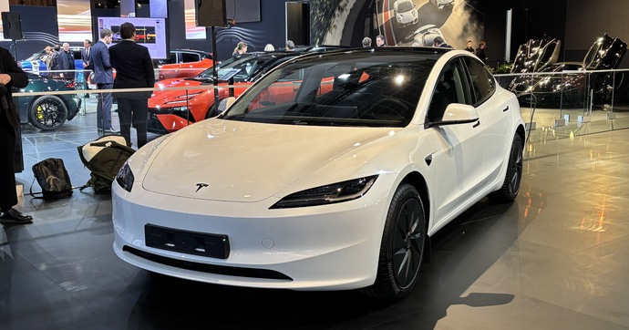 La Model 3 Standard est sur le stand Tesla au Salon de Bruxelles