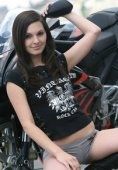 Moto & Sexy pour une brune et une Aprilia : Sportives