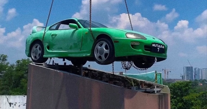 Personne ne sait ce que va devenir cette vraie Supra autrefois utilisée pour décorer le toit d’un garage