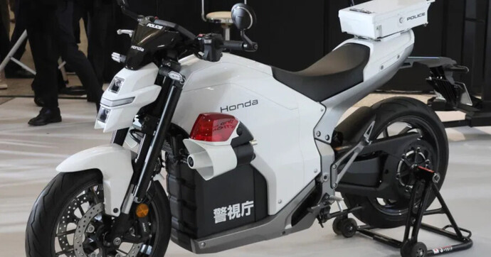 La police japonaise patrouille déjà avec la Honda WN7 électrique, et c'est un signal fort pour le monde entier !