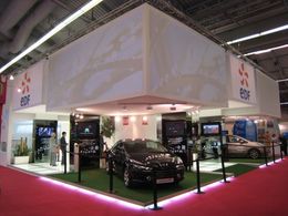 Stand EDF : Peugeot 307 CC Electrique et Toyota Prius plug-in hybride
