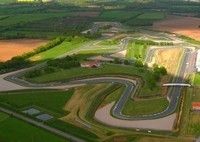 La vie de la moto met plein phare sur les circuits de France et de Belgique.