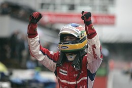 GP2 Silverstone Course 2 : Senna marche sur l'eau