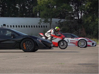 Drag Race : Porsche 918 vs McLaren P1 vs ... une Italienne