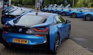 Football : les joueurs du club anglais de Leicester reçoivent finalement des BMW i8