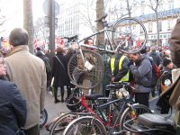 Reportage à la manif' de Paris : les grévistes à vélo, en roller, à skateboard et à pied !