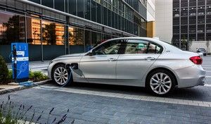 BMW se moque de Tesla pour promouvoir la Série 3 hybride
