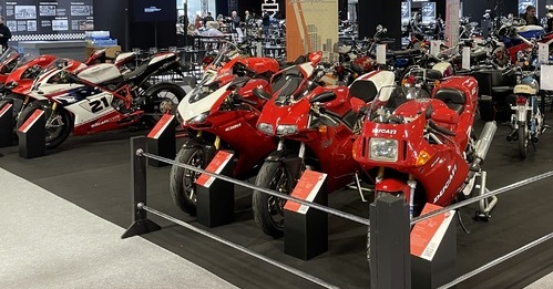 Centenaire Ducati : de l’électricité à la piste, la passion italienne et son ADN sportif s’exposent à Rétromobile