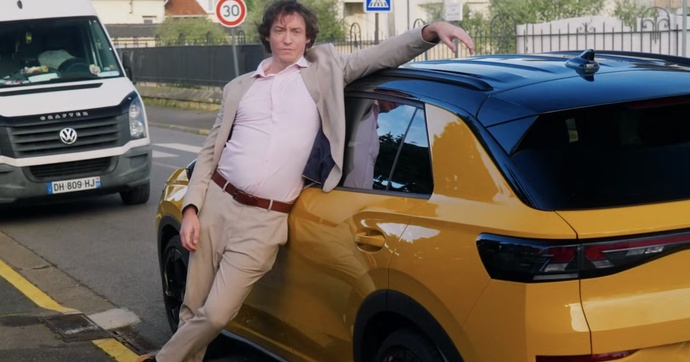 Volkswagen ose une étrange publicité sur Youtube pour son nouveau T-Roc, conduit par un « coach en charisme »