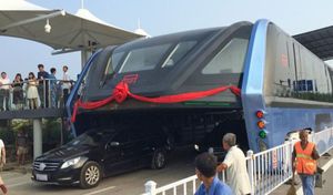 Chine : le bus qui évite les embouteillages, une arnaque ?