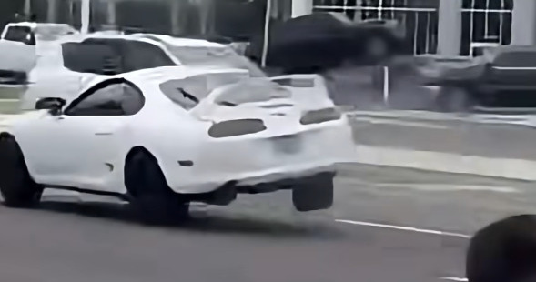 Il détruit sa Supra contre une Toyota puis termine sur le parking d’une concession Toyota