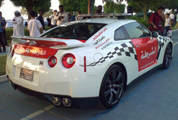 La police d’Abu Dhabi roule en Nissan GT-R et ne craint même pas les Italiennes