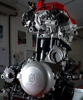 Husqvarna: les premières photos de leur nouveau moteur orienté route.