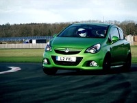 Top Gear : Opel Corsa OPC Nurburgring Edition vs... nouvelle Fiat Panda TwinAir, laquelle est la plus amusante ?
